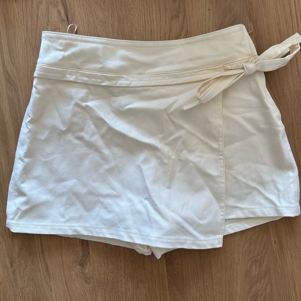 Zara Women's Cream Wrap Shorts